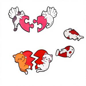 Épingles à revers en émail doux et dur bon marché, artisanat en alliage de zinc, épingles en émail plaquées or, breloques - Product Image 4