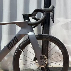 Temporada de Ciclismo April Cherry Blossom: Obtén Pedales Sin Clip GRATIS con una Reseña Positiva Sh Imano 105, Bicicleta de Carretera de Carbono Aero - Product Image 2