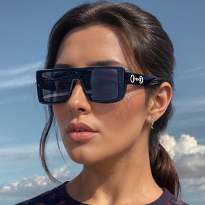 แว่นกันแดดผู้หญิงสไตล์ยุโรปกรอบสี่เหลี่ยม UV400 วัสดุ PC สีดำ FY-8825 แฟชั่นอินเทรนด์แว่นกันแดด - Product Image 2