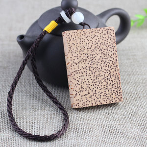 Colgante de Madera de Coco con Patrón de Caviar 6x4x1cm, Amuleto Temático, Regalo Unisex, Joyería Hecha a Mano - Product Image 1