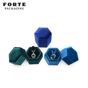 Boîte à bagues hexagonale en velours rose personnalisée FORTE avec logo, présentoir à bijoux en daim de luxe - Product Image 4