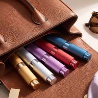 Atomiseur de parfum rechargeable 8ml 10ml à faible MOQ, avec bouchon rotatif, flacon intérieur en verre et aluminium, anti-fuite, mini pulvérisateur de poche