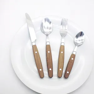 Desain Modern 24 buah Set alat makan untuk penggunaan di rumah termasuk baja tahan karat pegangan plastik Steak pisau garpu sendok dengan pegangan kayu