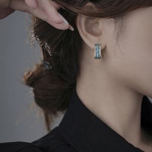 Boucles d'oreilles clous pour femmes, micro-zirconium incrusté, design unique européen et américain, style tendance et luxueux - Product Image 6