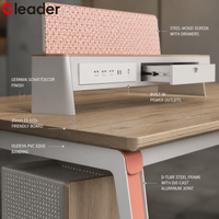 Bureau de travail contemporain sur mesure en forme de D avec structure en acier, écran de protection à tiroirs fixables et chariot mobile