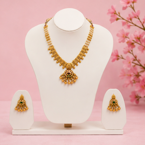 ชุดสร้อยคอทองโบราณจากอินเดียใต้ ประดับด้วยไข่มุกและจี้พลอย - Product Image 1