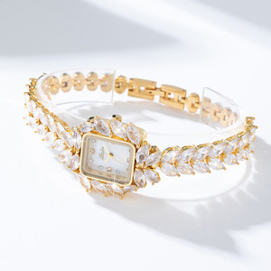 Montre-bracelet de luxe pour femme, entièrement sertie de cristaux, bracelet diamanté, cadran en verre, bracelet en alliage avec boucle, cadeau tendance pour femme - Product Image 5