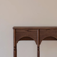 Console d'entrée étroite en bois massif teinté avec détails à double arche, pieds à tiges et étagère de rangement, meuble d'appoint mural de style cottage