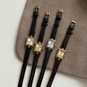 <span class=keywords><strong>Orologio</strong></span> al Quarzo Quadrato Vintage Elegante IEKE con <span class=keywords><strong>Cinturino</strong></span> in <span class=keywords><strong>Pelle</strong></span>, <span class=keywords><strong>Orologio</strong></span> Artistico da <span class=keywords><strong>Donna</strong></span> Stile Medievale Dorato, Regalo Retrò Squisito - Product Image 5