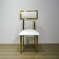 Chaise de salle à manger moderne de luxe en acier inoxydable massif avec dossier en trèfle à quatre feuilles doré et revêtement blanc pour villa et événements