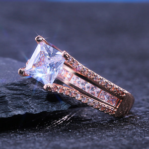 Anello Tono Rosa per Donne, Gioiello Elegante e Creativo Scintillante, Vendita all'Ingrosso - Product Image 6