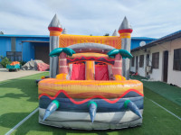 Château gonflable commercial à thème volcan avec toboggan pour location de fêtes d'enfants