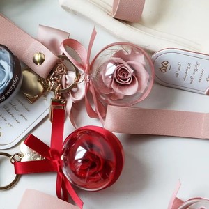 Portachiavi con Sfera Acrilica e Rosa Stabilizzata, Elegante e Raffinato, Decorazione <span class=keywords><strong>per</strong></span> Auto, Regalo <span class=keywords><strong>per</strong></span> <span class=keywords><strong>Lei</strong></span>, Festa della Mamma, <span class=keywords><strong>San</strong></span> <span class=keywords><strong>Valentino</strong></span>, Capodanno - Product Image 1