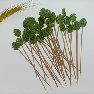 Brochettes en bambou avec motif feuille de Monstera pour la décoration de gâteaux et les fêtes - Product Image 1