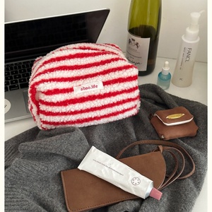 Trousse de toilette de grande capacité Sac à cosmétiques en laine d'agneau à rayures multiples Étiquette lavable Remplissage en coton doux pour l'hiver - Product Image 1