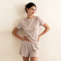 Ensemble deux pièces personnalisé pour femme en coton bambou, comprenant un haut à col rond et manches courtes et un short boxer à volants festonnés, ensemble de détente et de pyjama