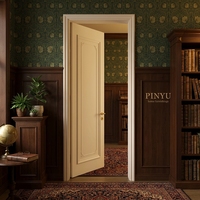 Armoire de chambre vintage en bois massif, à panneaux verticaux gaufrés, blanc chaud, pour projet d'aménagement intérieur, avec ensemble de porte