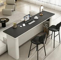 Appartement rectangulaire de petite taille avec cloisons murales et tables de bar