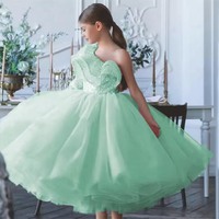 Robe de princesse à sequins et épaule dénudée en maille pour filles, idéale pour les spectacles de piano et événements de défilé