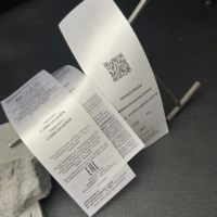 Étiquette d'entretien de lavage en satin de polyester imprimé blanc personnalisé en usine pour les instructions d'entretien des vêtements et l'étiquette de contenu pour les vêtements