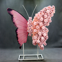 Mur floral papillon pour mariage, décoration artistique florale tendance pour restaurant, mur de fleurs pour mariage, présentation de fenêtre de banquet