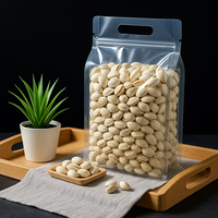 Glanzende transparante zak met platte bodem, zijvouwen en handvat, staande plastic verpakking voor gedroogd fruit, noten en voedsel.