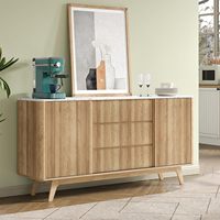 Buffet SENYU 62 pouces en bois massif rainuré avec portes coulissantes, 3 tiroirs, étagère réglable, prise électrique, style moderne mi-siècle, meubles pour la maison