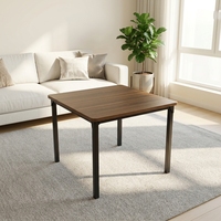 Ensemble de table à manger industrielle moderne avec chaises à accoudoirs, structure en fer et plateau en bois pour utilisation en extérieur dans les restaurants