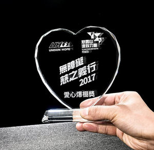 Cornice in Cristallo Personalizzata con Incisione Laser 2D a Forma di Cuore, Regalo in Cristallo 3D Personalizzato con Tema Amore - Product Image 2