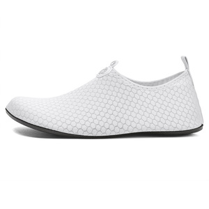<span class=keywords><strong>Chaussures</strong></span> Aquatiques Pieds Nus Homme <span class=keywords><strong>Femme</strong></span> à Semelle Souple Légères et Antidérapantes pour la Plage, la Maison, l'Aérobic, la Danse – Modèle Complet pour l'Hiver - Product Image 4