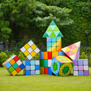 Escultura de Cubo Piramidal de FRP en Colores Brillantes, Adorno Geométrico Duradero para Centros Comerciales, Parques Temáticos y Paisajes Exteriores - Product Image 1