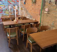 Tables à manger en bois 4 places de conception occidentale japonaise Chaises pour l'extérieur Hôtel Utilisation pour les cafés Fast Food Burger Restaurants