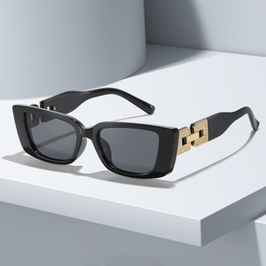 Lunettes de soleil carrées 2026 à chaîne diamantée creuse UV400, monture complète, confortables, légères, style urbain, vente en gros UE US - Product Image 2