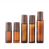 Flacons à bille cylindriques en verre ambré de 5 ml et 10 ml avec couvercle en bois, finition mate écologique, estampage doré pour parfum et huiles essentielles