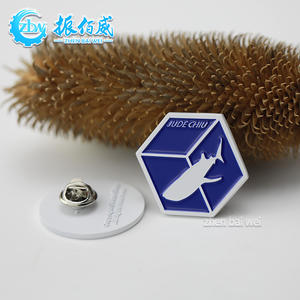 Épinglette commémorative en alliage plaqué or/argent en forme de dessin animé 3D personnalisée avec logo en émail doux métallique pour <span class=keywords><strong>concert</strong></span> d'aquarium <span class=keywords><strong>2023</strong></span> - Product Image 2