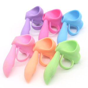 Corrector de agarre de lápiz de tres dedos, ayuda de escritura suave de TPR para niños que aprenden a escribir, soporte para bolígrafo para estudiantes de escuela primaria - Product Image 4
