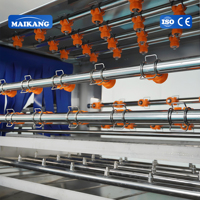 Automatische logistieke apparatuur voor het wassen en drogen van voedselcontainers, met warmwater sproeicirculatie en omzetmanden voor het reinigen van trays.