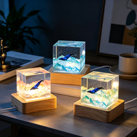 Lampe de table cube en résine USB en forme de baleine, lumière de nuit LED 5000K avec base en bois massif, mini lampe souvenir d'anniversaire, vente en gros