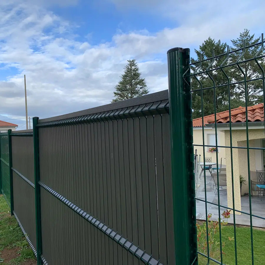 Bahe Itleri PVC Lamelle Fence Iron Frame Hot Dip UV Finishing Square Hole Security Driveway Gates Houses Gates Wire Rail Fence