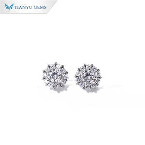 Pendientes de Botón Redondos de Moissanita con Engaste de Cuatro Puntas, Clásicos, Elegantes y de Lujo Ligero, Chapados en Plata y Oro de Tianyu Gems. - Product Image 2
