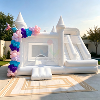 Château gonflable de luxe blanc pour mariage avec toboggan, idéal pour les événements extérieurs élégants, les fêtes, les jeux pour enfants et adultes