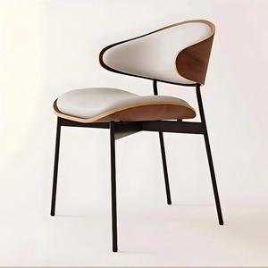 Chaise de salle à manger minimaliste italienne en bois massif sans accoudoirs avec revêtement en similicuir et pieds en métal pour la maison, l'hôtel ou le <span class=keywords><strong>restaurant</strong></span> - Product Image 4