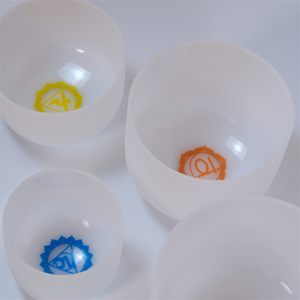 Fourniture directe d'usine <span class=keywords><strong>prix</strong></span> bon marché Chakra <span class=keywords><strong>bol</strong></span> chantant en <span class=keywords><strong>cristal</strong></span> <span class=keywords><strong>de</strong></span> quartz blanc givré bols chantants en <span class=keywords><strong>cristal</strong></span> <span class=keywords><strong>de</strong></span> méditation dorée - Product Image 4