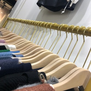 Couleur du <span class=keywords><strong>bois</strong></span> pour les magasins de vêtements pour enfants de petite et moyenne taille Cintres <span class=keywords><strong>en</strong></span> <span class=keywords><strong>bois</strong></span> antidérapants - Product Image 3