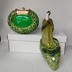 Nuovo Arrivo Scarpe da Sposa di Lusso Verdi con Tacco Alto e Set Borsa <span class=keywords><strong>a</strong></span> Mano con Strass di Cristallo <span class=keywords><strong>a</strong></span> Fiore Dorato e Pochette da Sera - Product Image 1