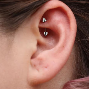 Piercing en titane incurvé avec embout pointu pour cartilage d'oreille, nez, lèvre, hélix, tragus, 16G, titane ASTM F136 - Product Image 2