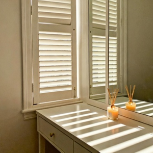 Persianas interiores de control de privacidad con paneles plegables y función resistente a la deformación para villas modernas y compradores mayoristas - Product Image 1