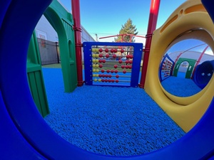 El césped artificial coloreado más barato de 20mm, alfombra de hierba azul con agujeros de drenaje, césped sintético azul - Product Image 5