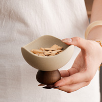 Bol à noix à bord ondulé en grès avec piétement en bois, plat à collation sur pied, tasse à dessert pour table à thé, ensemble de bols de service Japandi Wabi Sabi