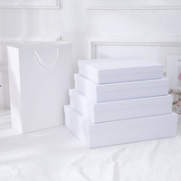 Boîte d'emballage en carton d'emballage cadeau de vêtements au détail de luxe noir blanc à conception personnalisée